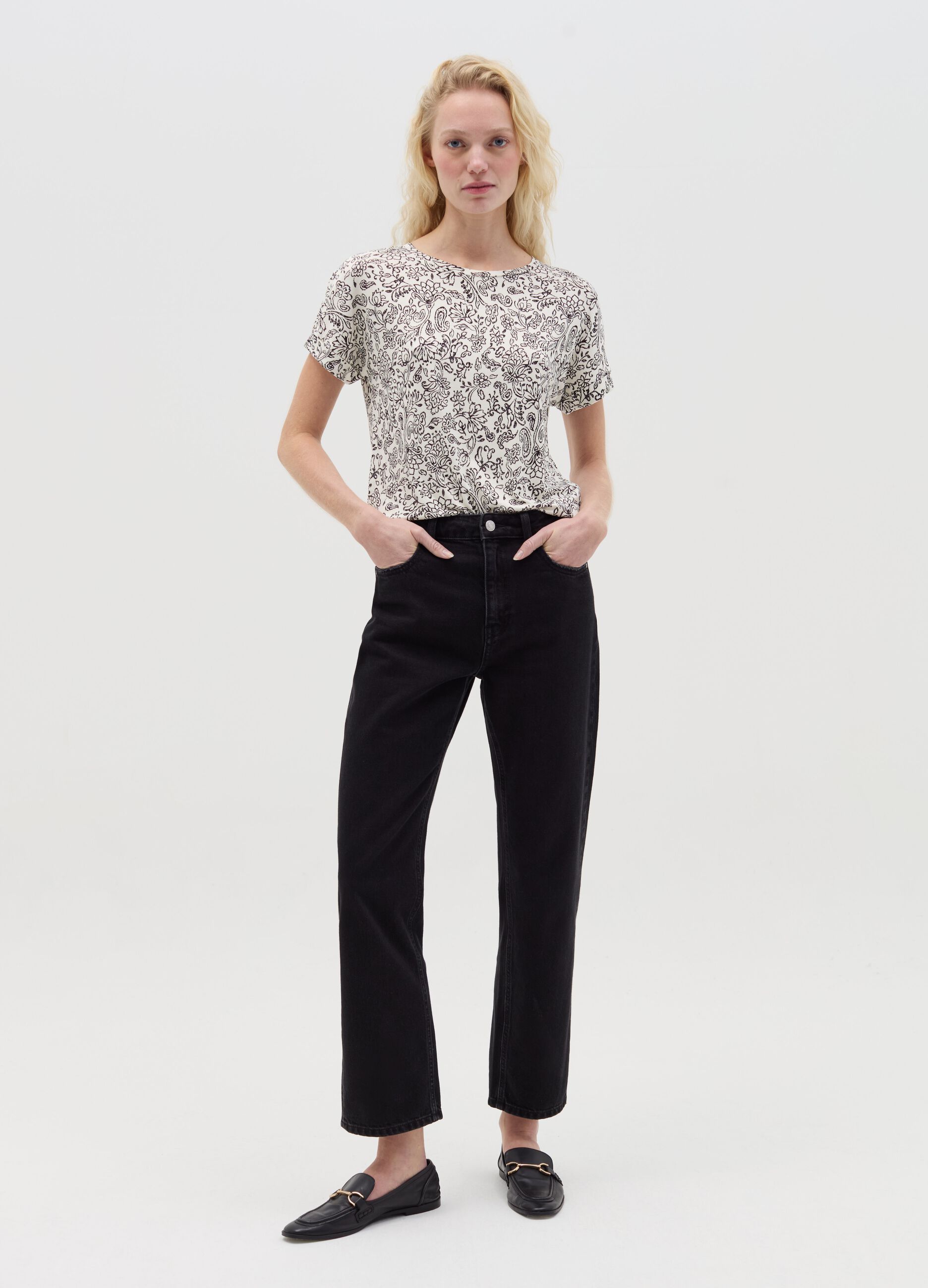 T-shirt with short sleeves and floral print