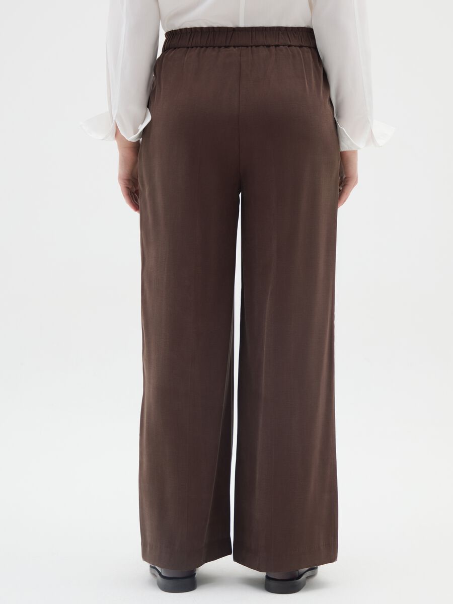Pantaloni The Iconic Pants marroni a gamba larga_2