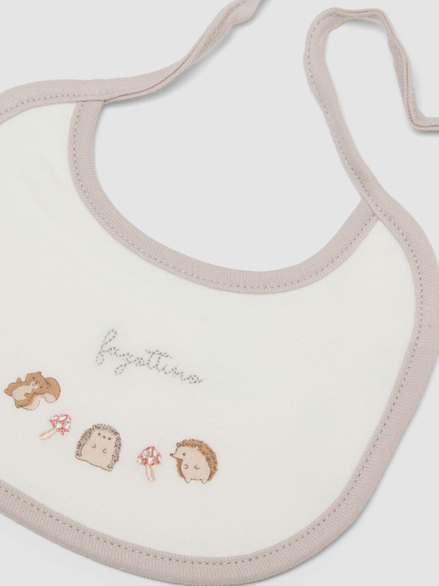 2-pack white organic cotton baby bibs with animal print_1