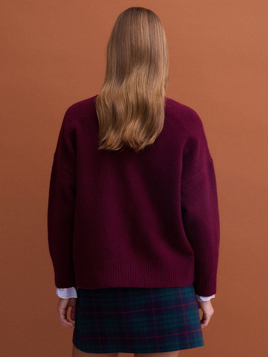 Cardigan rosso in lana elasticizzata con scollo profondo a V_3