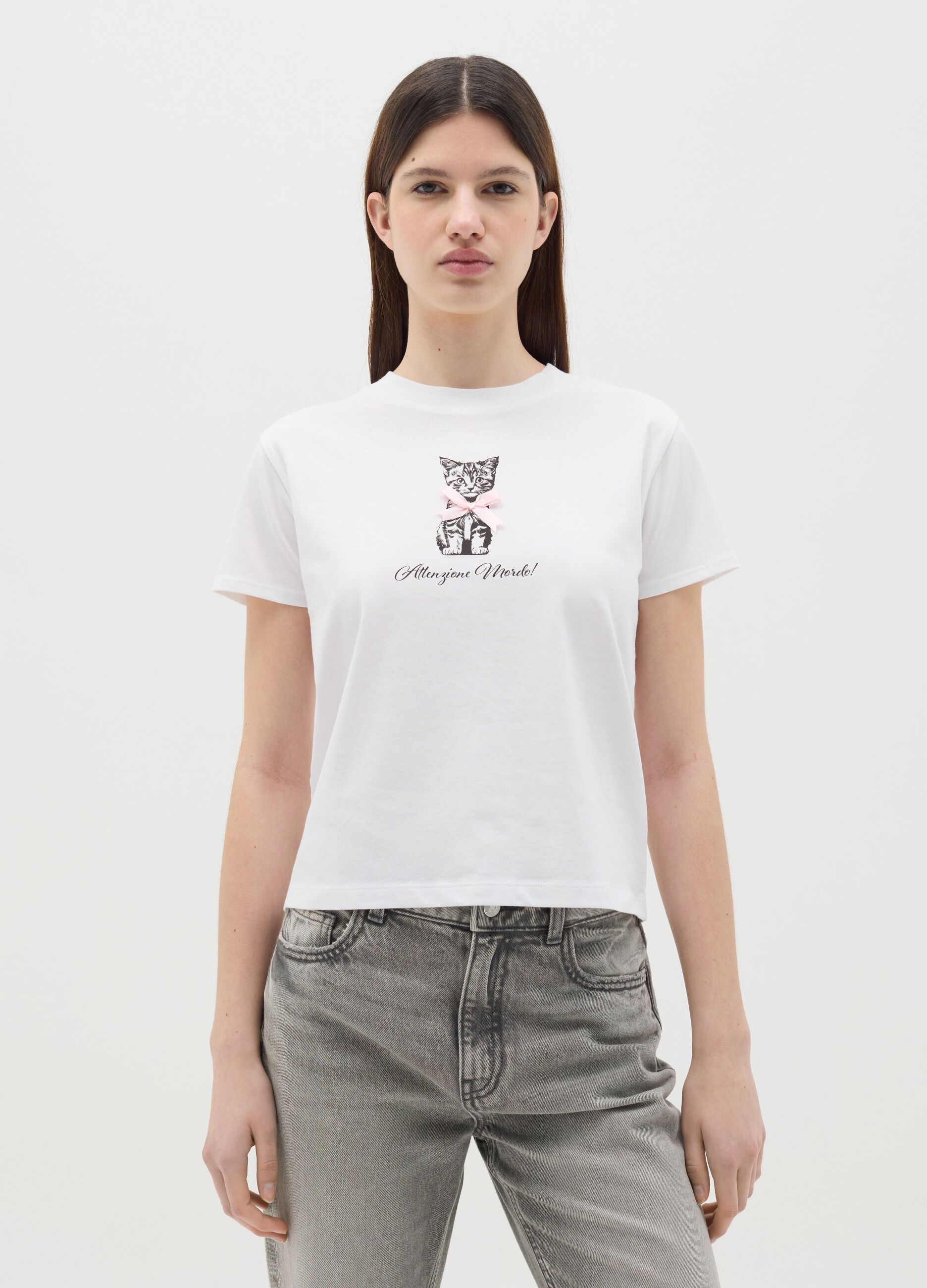 T-shirt bianca in cotone con stampa gattino "Attenzione mordo!"