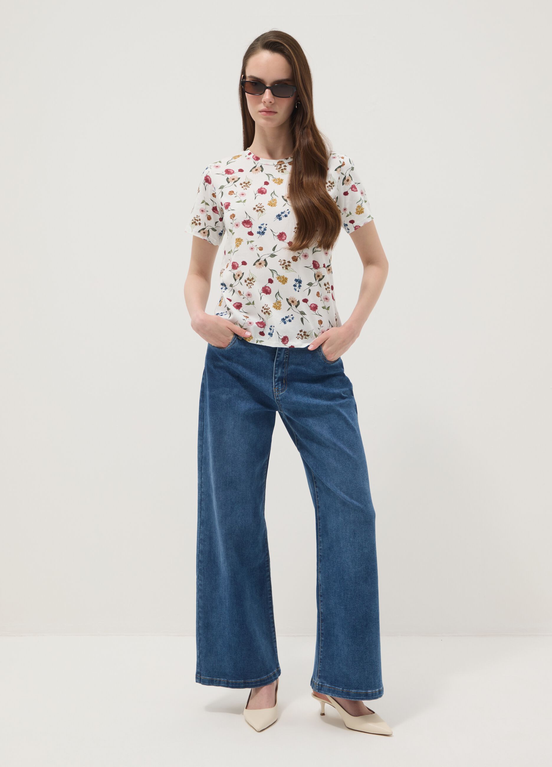 White stretch cotton T-shirt with floral print, regular fit