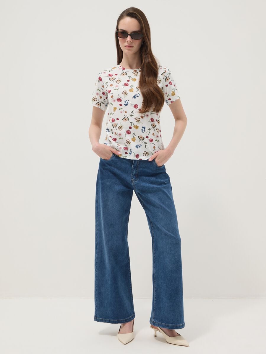 T-shirt bianca in cotone elasticizzato con stampa floreale regular fit_1