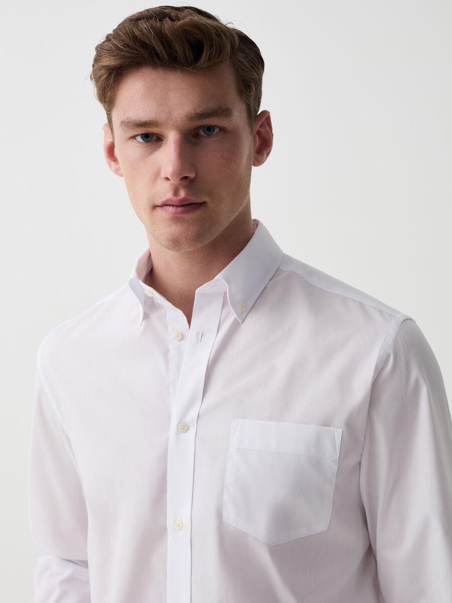 Camicia regular fit button-down con tasca_0