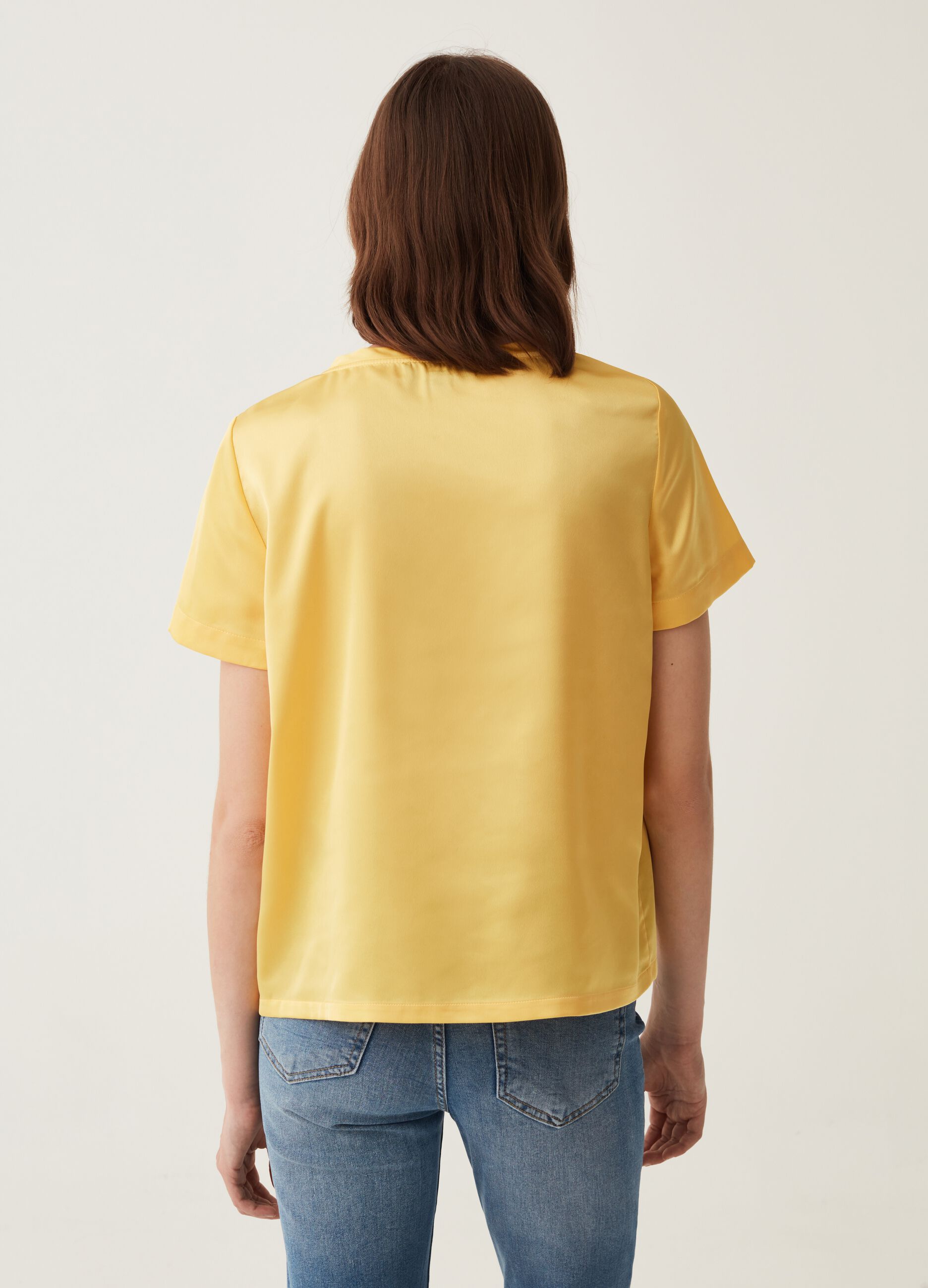 Blusa in satin a maniche corte_2
