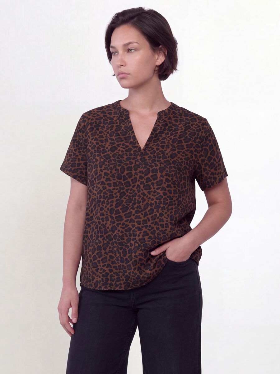 Blusa marrone in pura viscosa con collo coreano e fantasia animalier regular fit_0