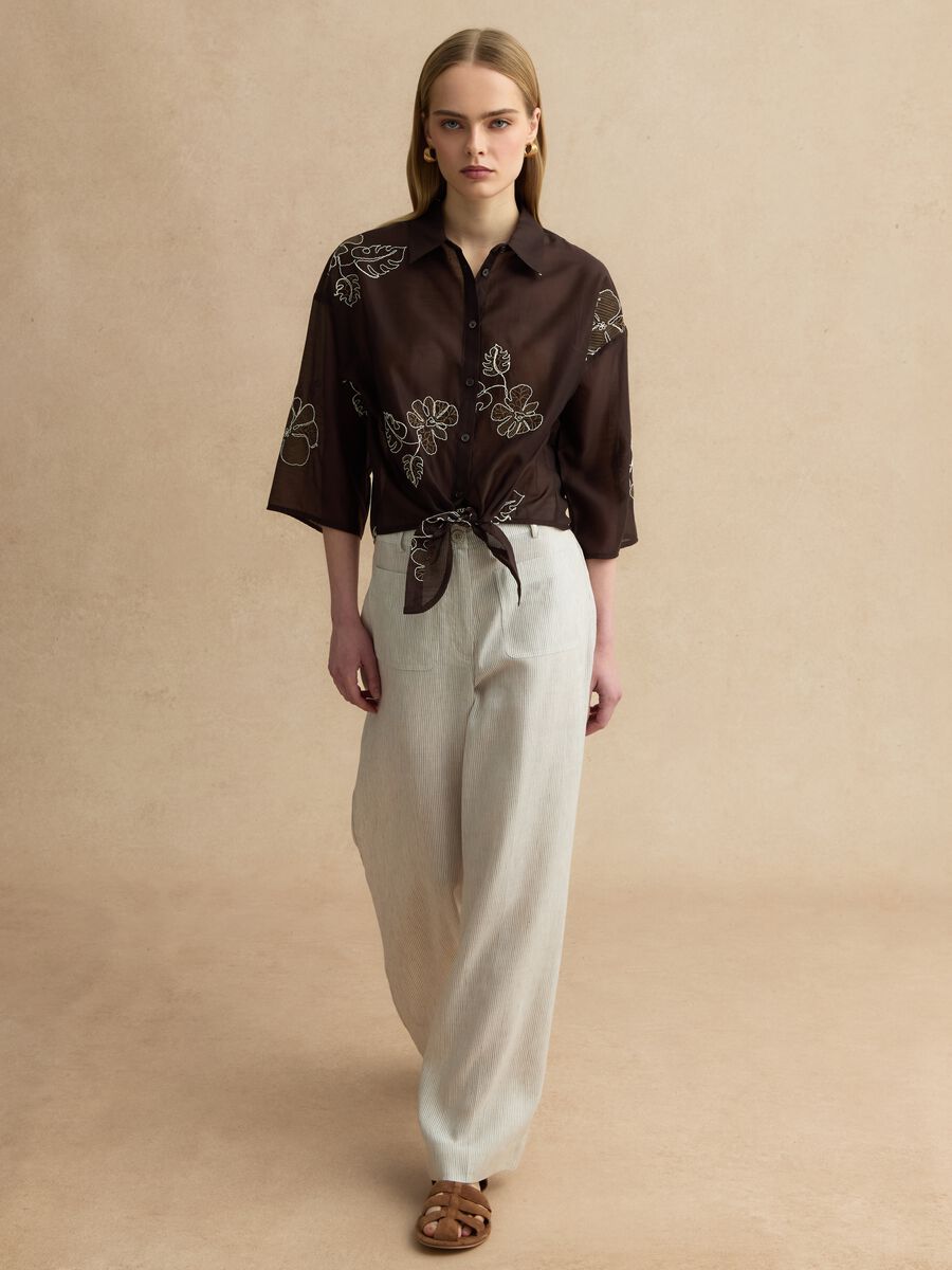 Camicia in misto lyocell marrone regular fit con ricami floreali_2