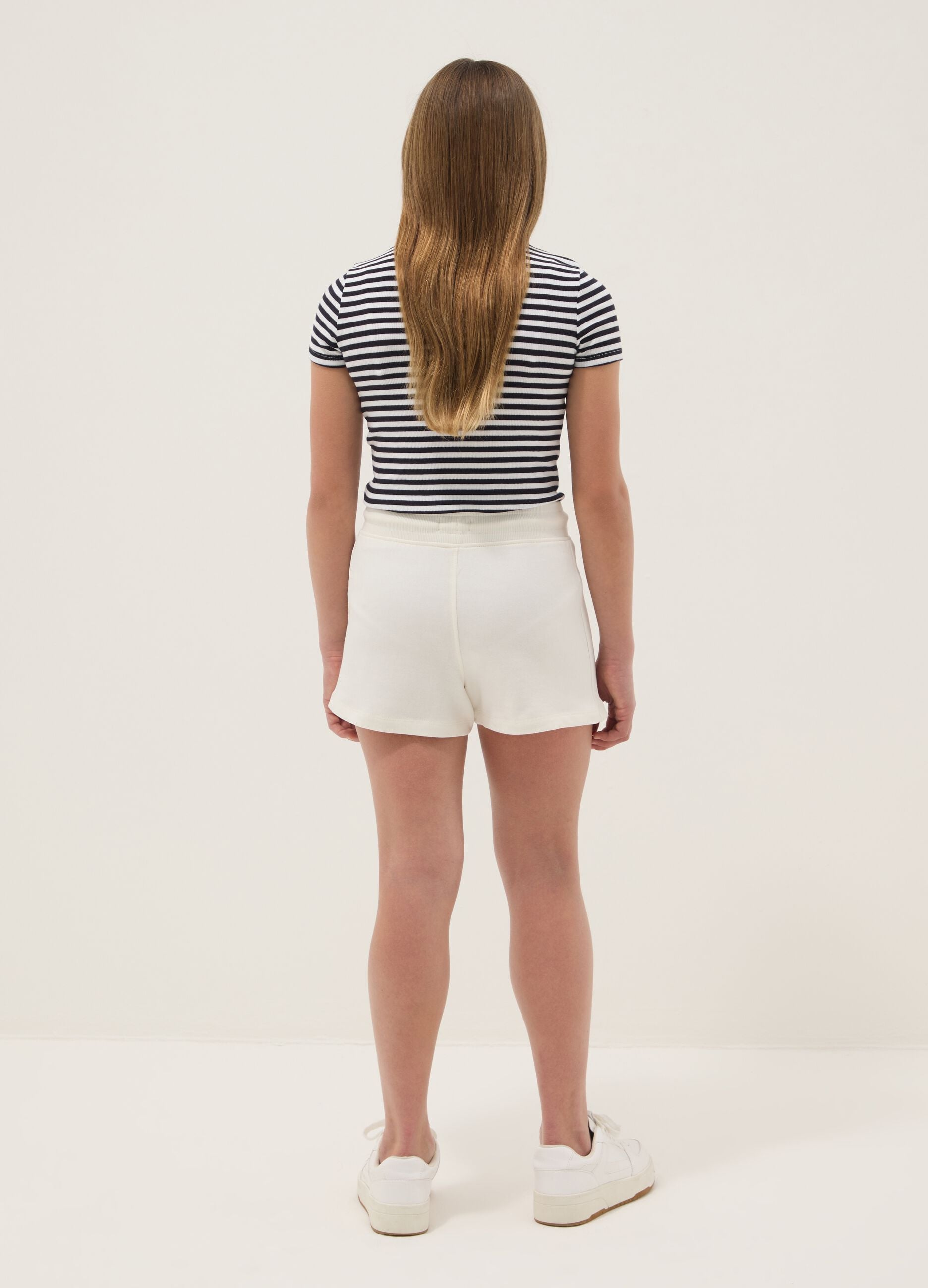 Girls' white shorts in 100% organic cotton with elasticated waistband