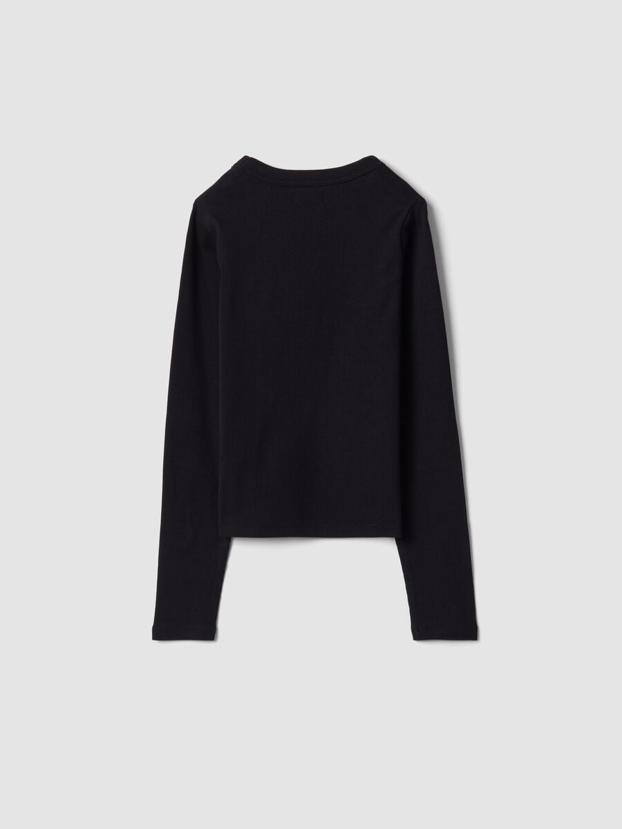 T-shirt nera in cotone organico elasticizzato con collo a costine_1