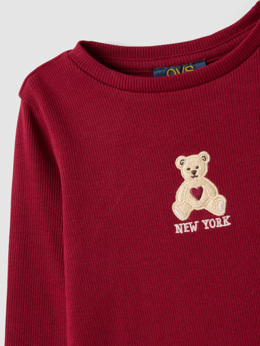 T-shirt rossa in cotone elasticizzato a costine con ricamo orsetto_2