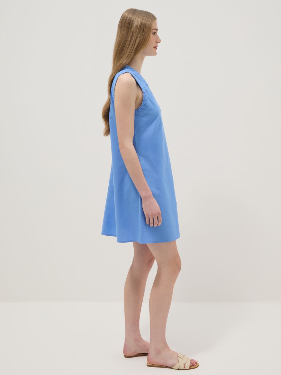 Abito mini azzurro in puro cotone regular con scollo a V arricciato_1