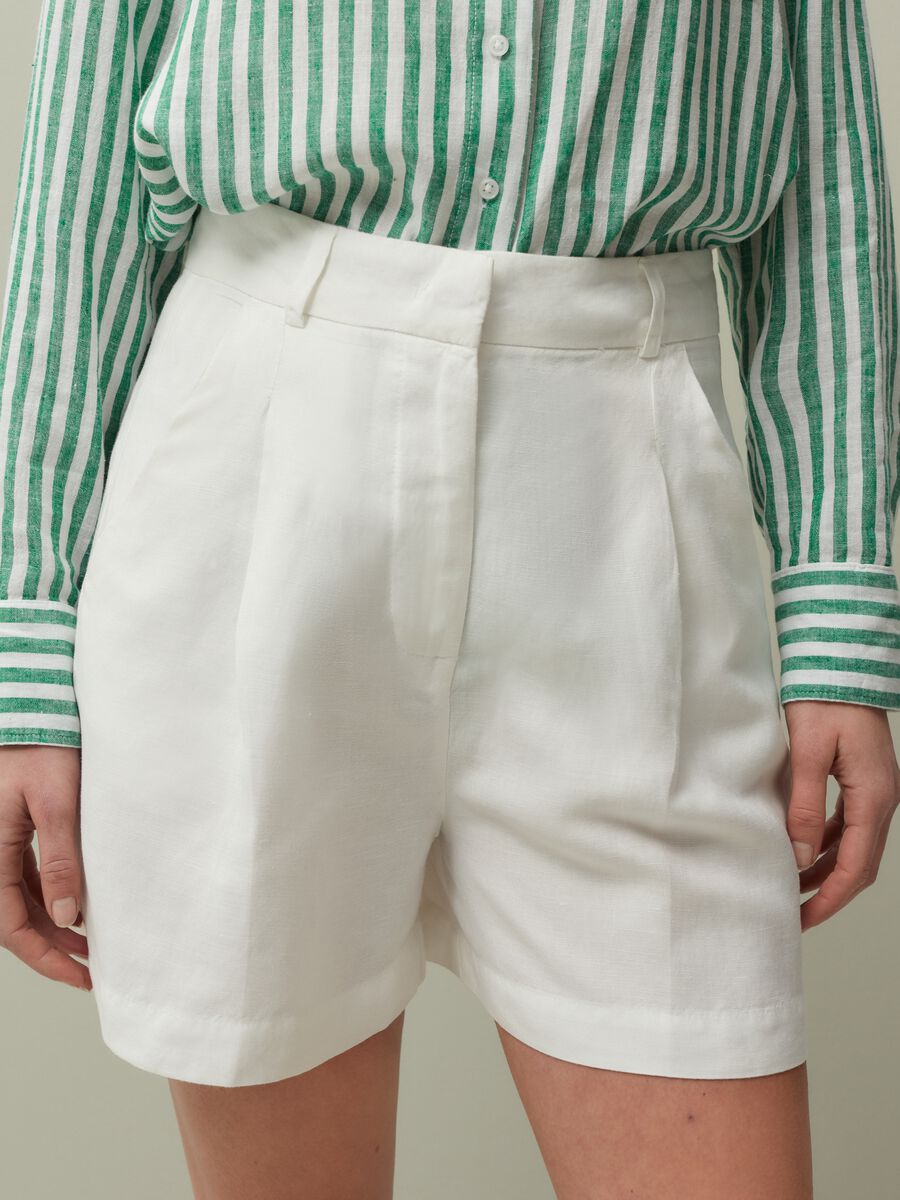 Shorts in lino e viscosa con pinces_1