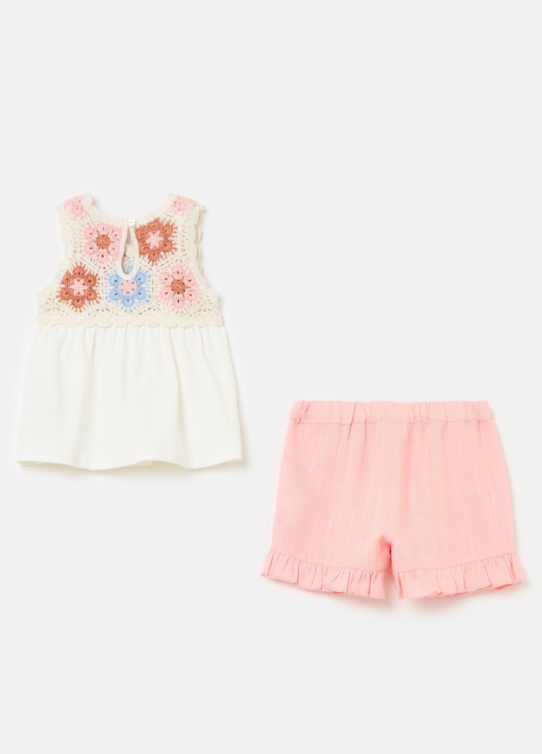Set tank top con lavorazione crochet e shorts