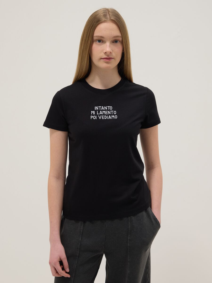 T-shirt in puro cotone nera da ragazza regular fit con scritta_0