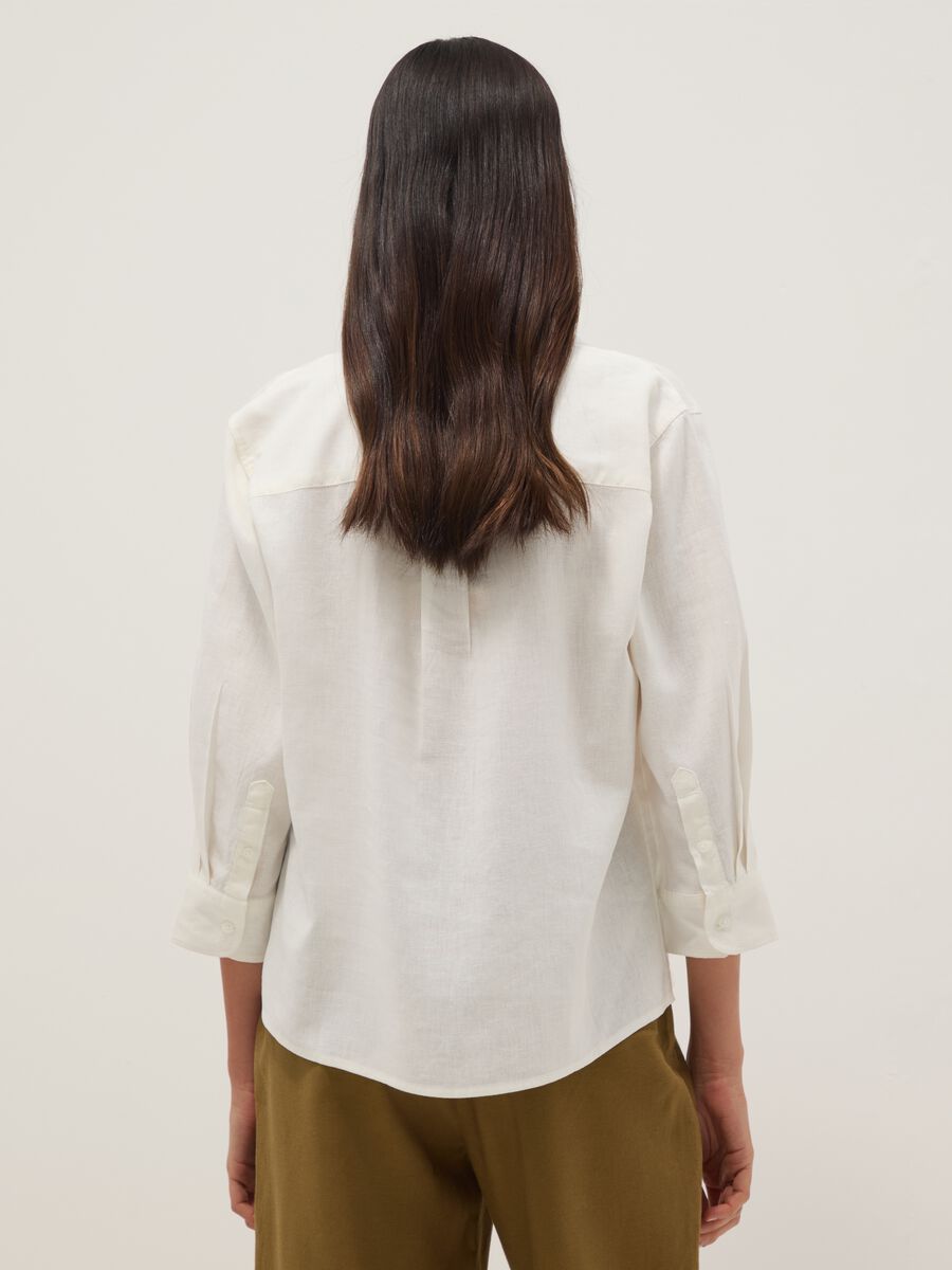 Camicia in misto lino e viscosa bianca regular fit con collo a V_3