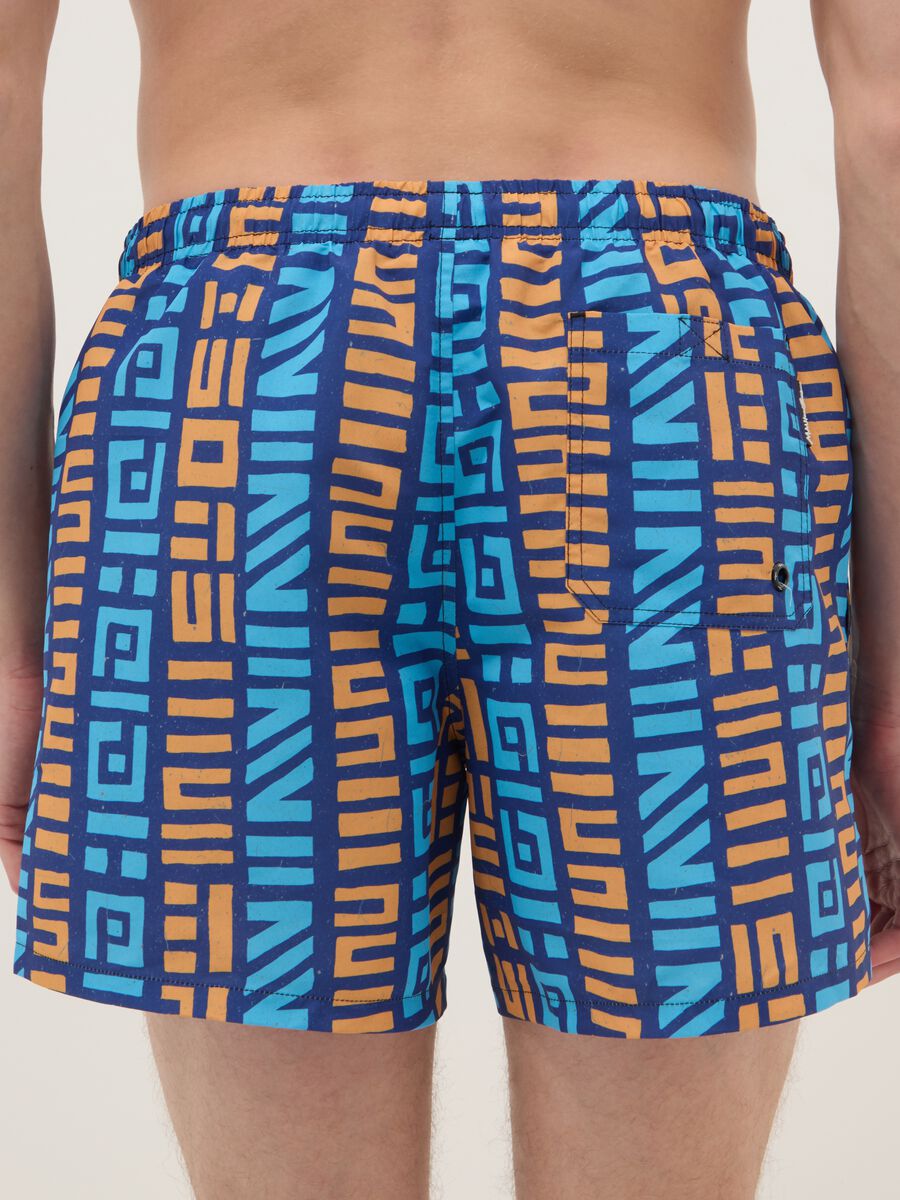 Boxer da mare con fantasia geometrica multicolor_2