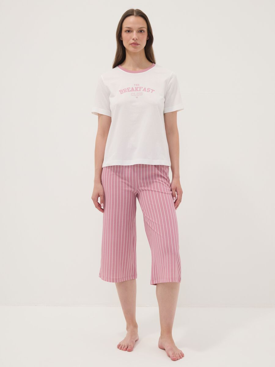 Pigiama rosa e bianco in puro cotone organico con pantaloni cropped_0