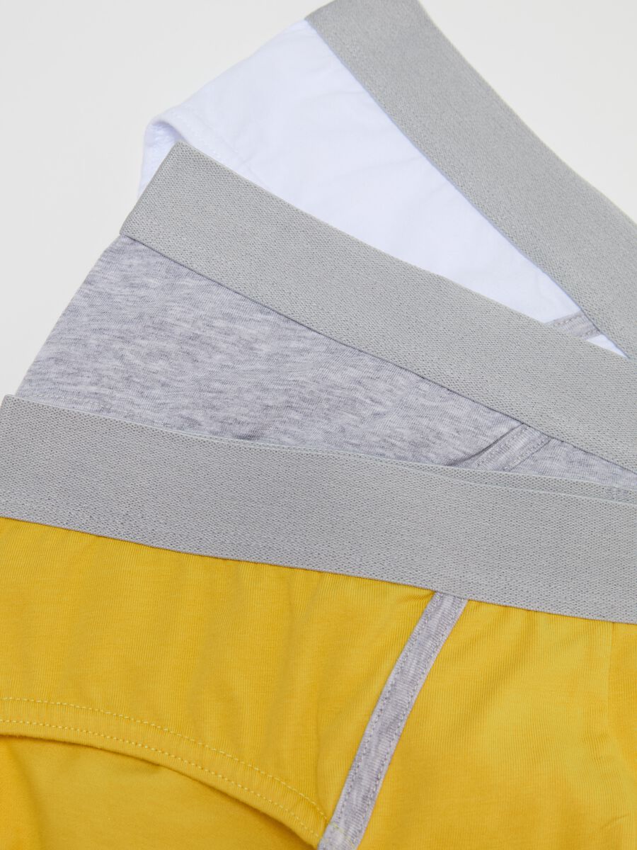 Three-pack stretch briefs with contrasting piping_5