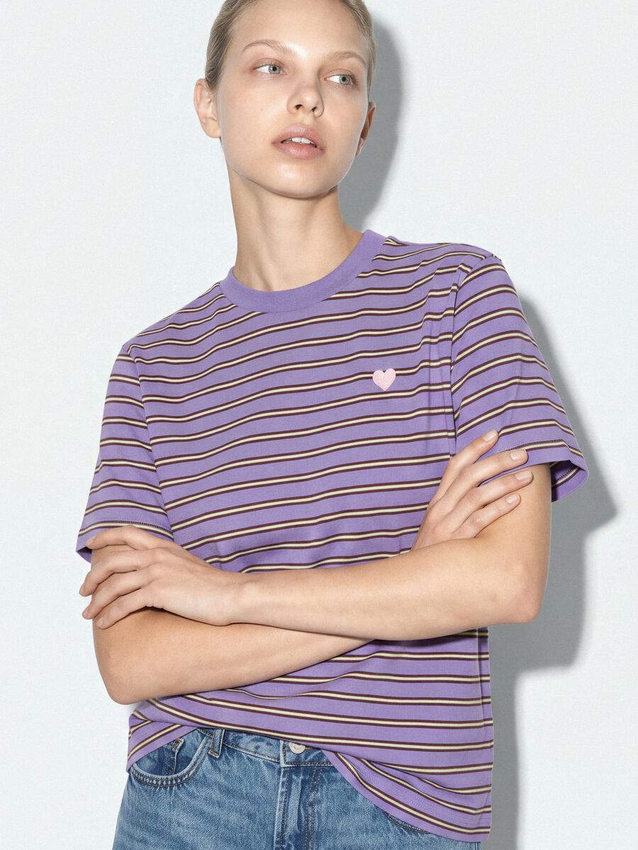 T-shirt viola relaxed fit a righe in puro cotone con ricamo cuore_3