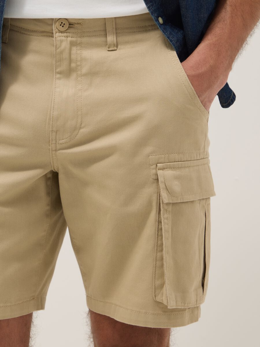 Beige cotton cargo Bermuda shorts, regular fit_3