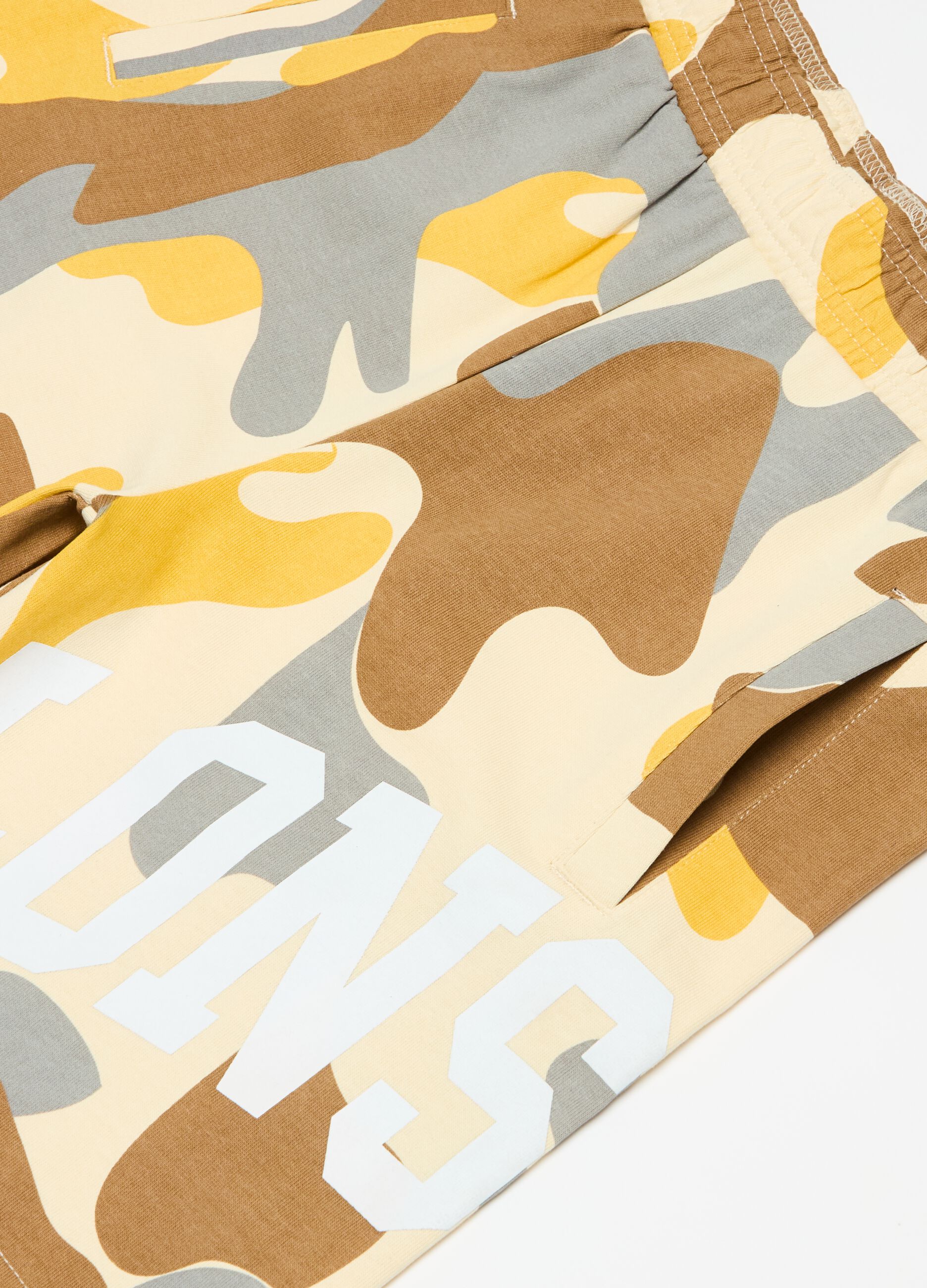 Camouflage Bermuda shorts with logo print