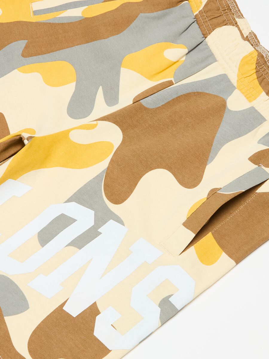 Bermuda camouflage con stampa logo_2