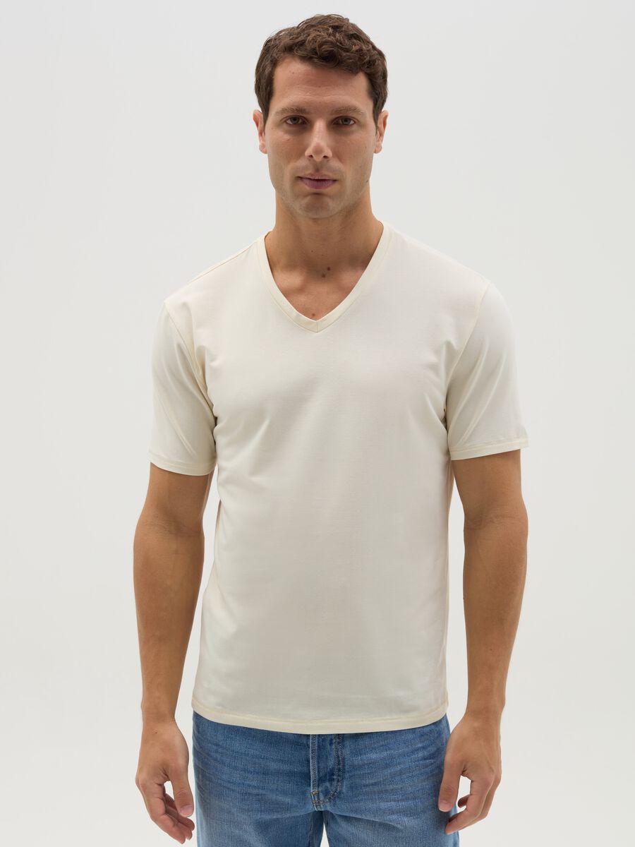Slim-fit T-shirt in stretch cotton with V neck_0