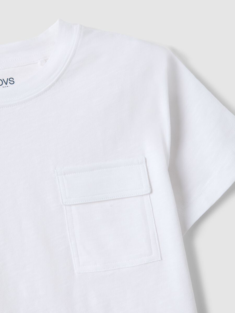 T-shirt in puro cotone bianca da bambino regular fit con tasca_2
