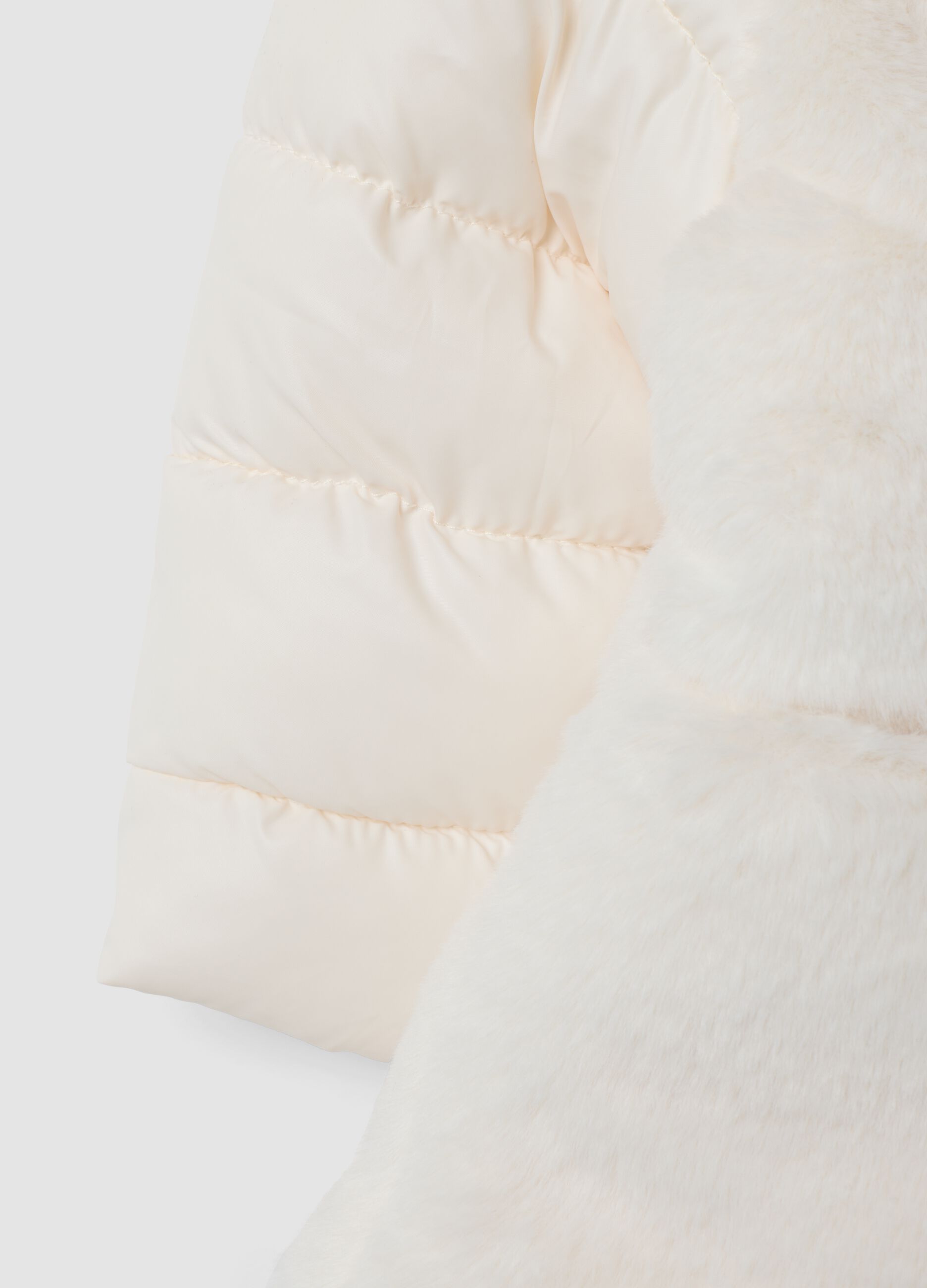 Giacca rosa imbottita con cappuccio ed effetto peluche