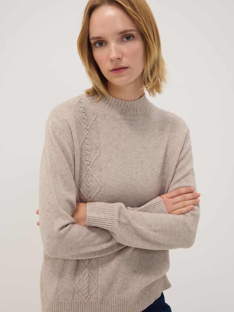 Maglia beige in misto viscosa con collo alto a costine regular fit_0