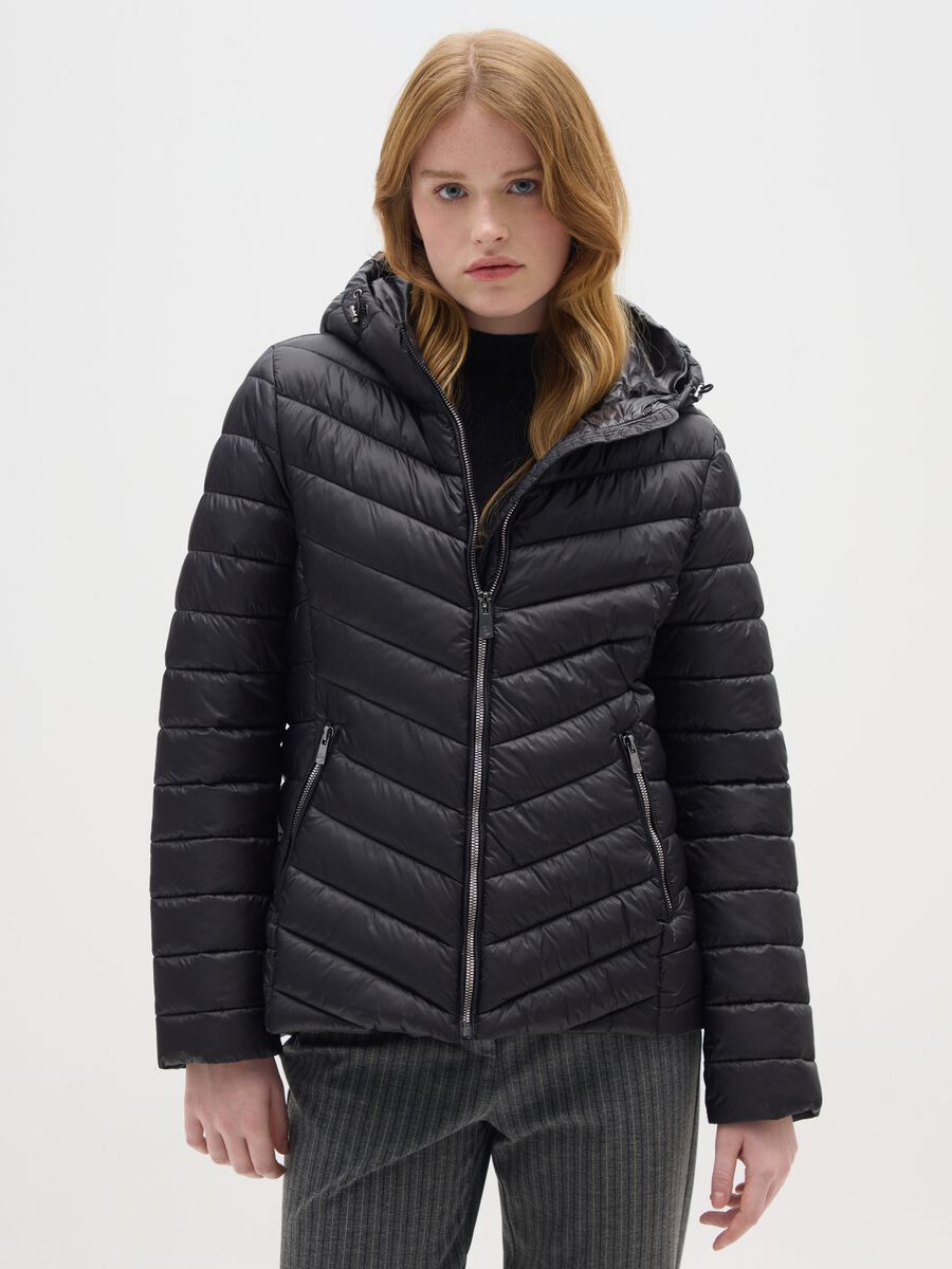 Giacca imbottita nera regular fit con cappuccio_0