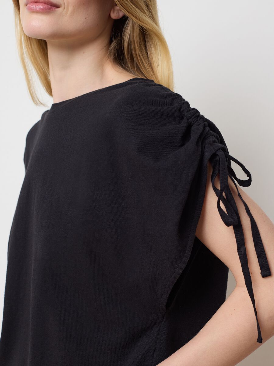 T-shirt with gathered sleeves_3