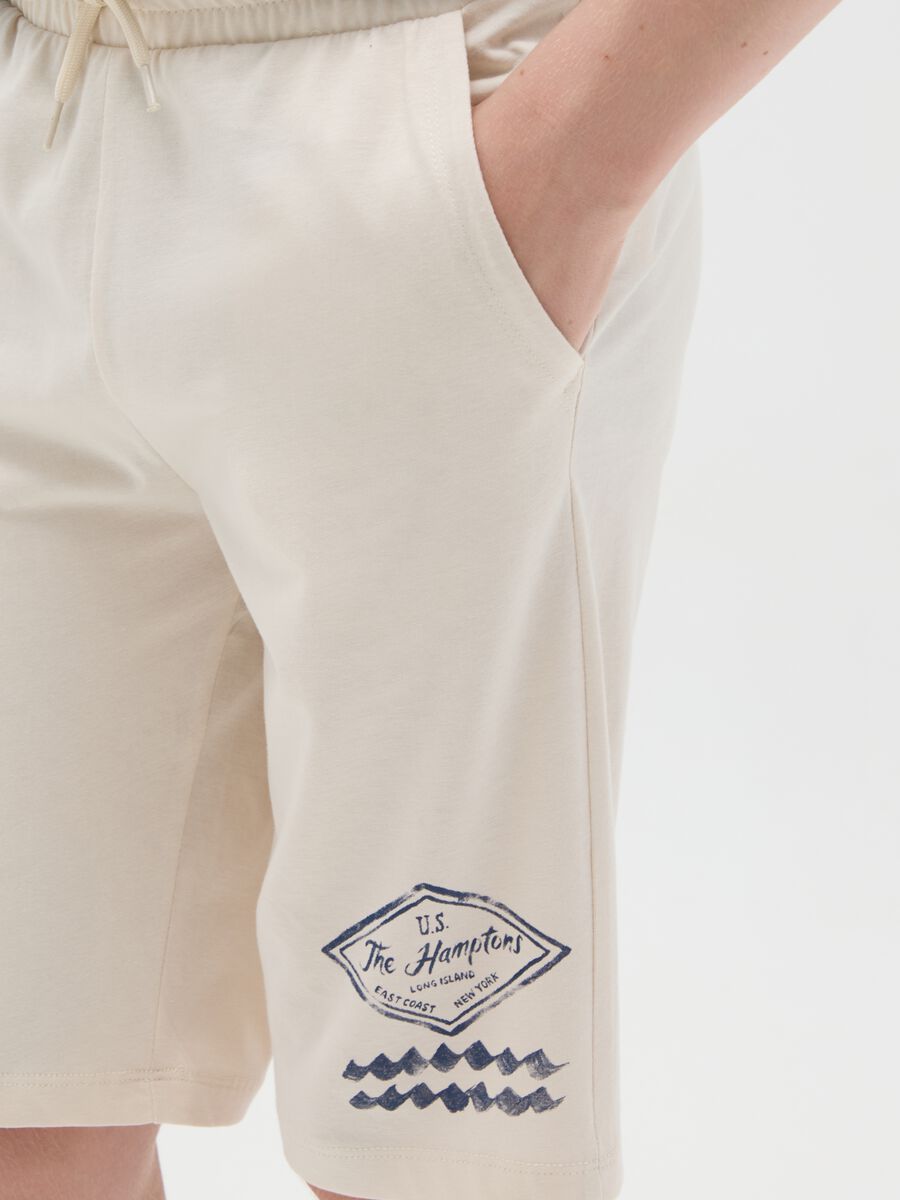 Beige cotton Bermuda shorts with drawstring and print_2