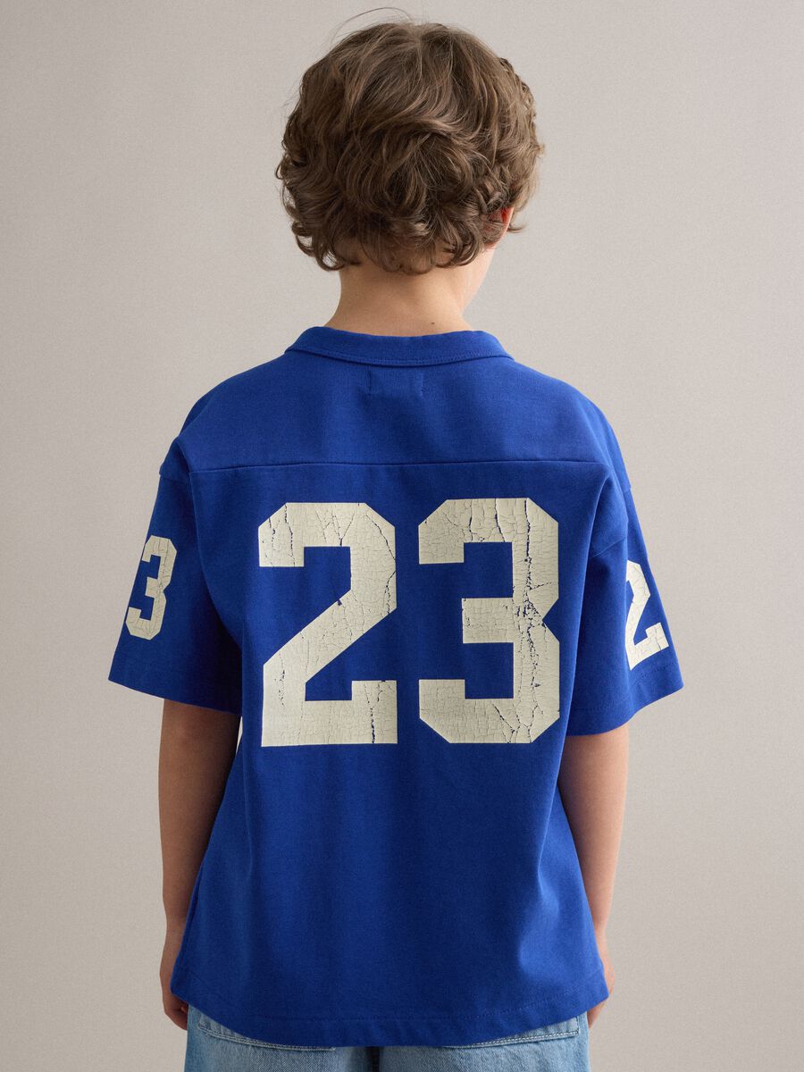 T-shirt in puro cotone blu da bambino oversize fit con stampe_1