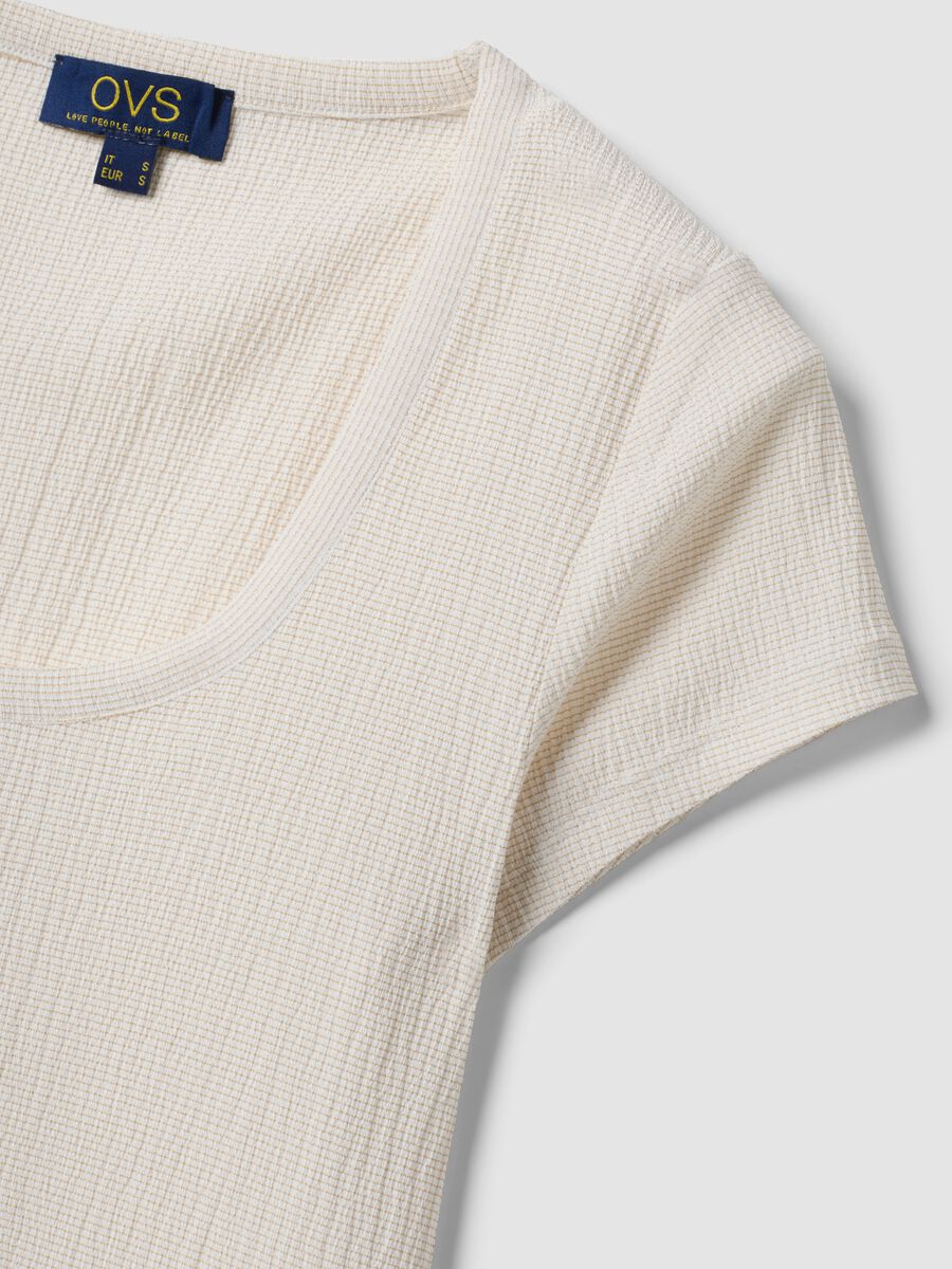T-shirt bianca in tessuto elasticizzato a maniche corte_1