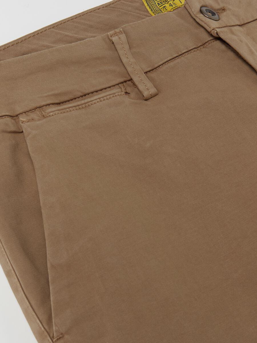 Regular-fit chino trousers in stretch cotton_5