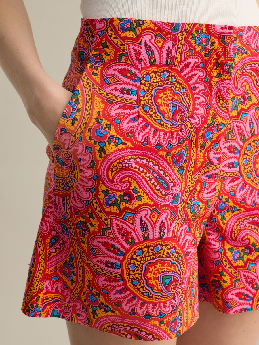 Pink and orange stretch cotton shorts with paisley print_2