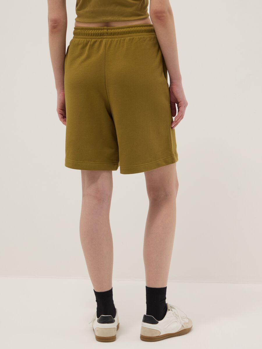Short in misto cotone verde regular fit con vita elasticizzata_2