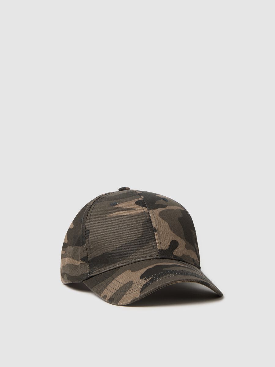 Green baseball cap with camouflage pattern_0