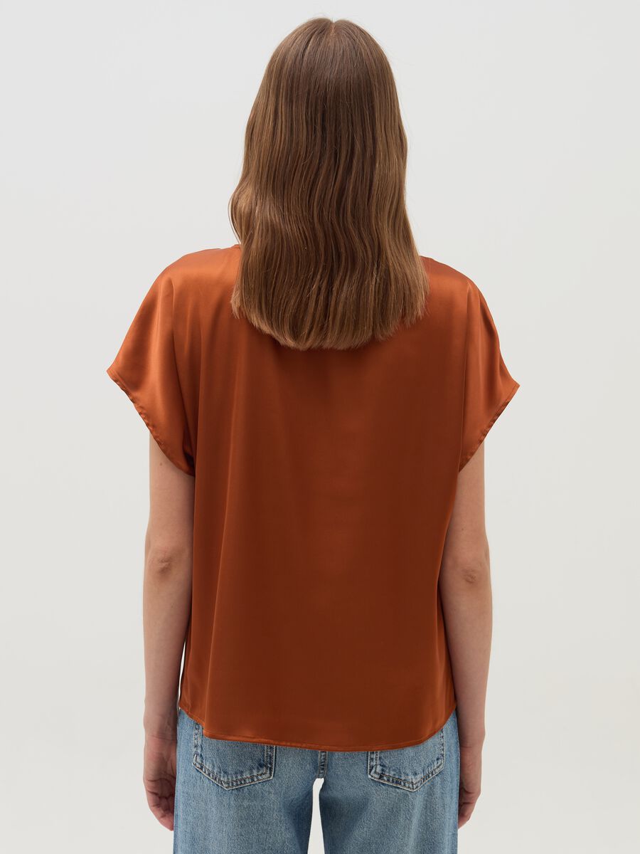 Blusa in satin con maniche a kimono_2