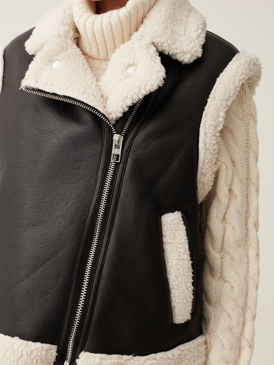 Gilet in finto montone con interno in sherpa_3