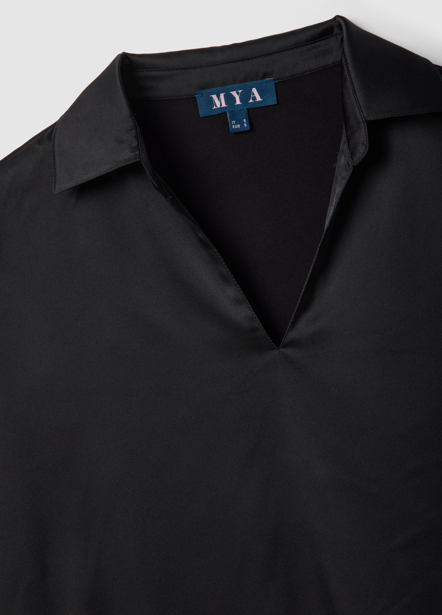 Black short-sleeve polo-collar T-shirt, regular fit