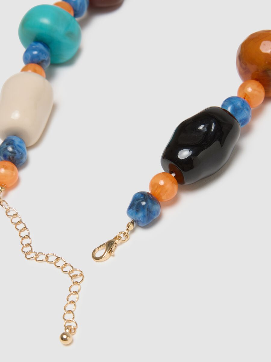 Collana in resina multicolor con chiusura regolabile_3