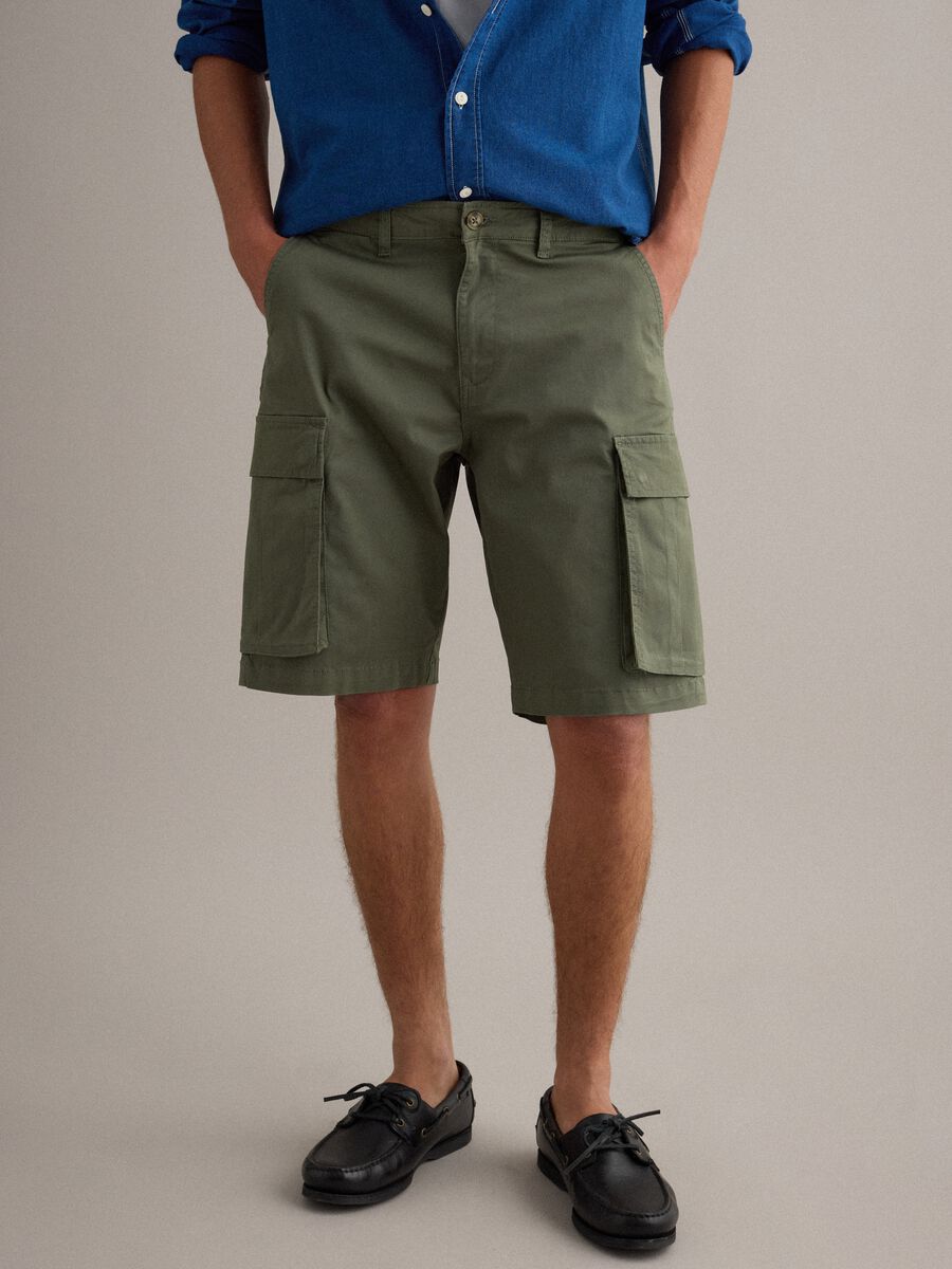 Pantaloncini cargo in cotone elasticizzato verde regular fit_1