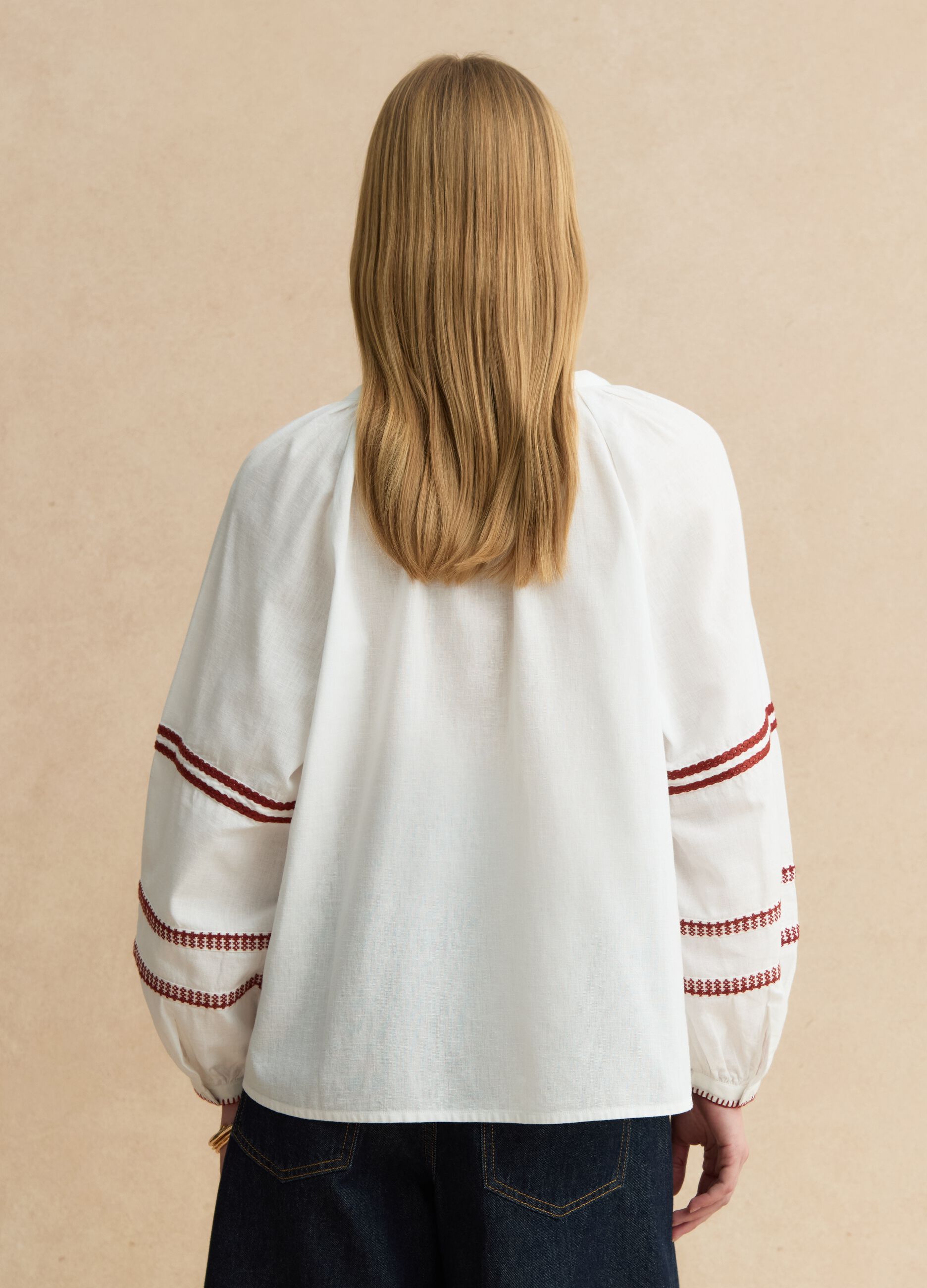 Camicia in misto cotone e lino bianca regular fit con ricami floreali