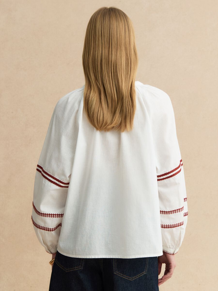 Camicia in misto cotone e lino bianca regular fit con ricami floreali_3