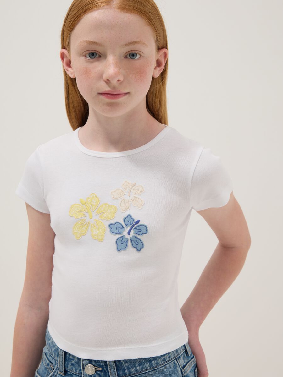 T-shirt bianca in puro cotone da ragazza con fiori ricamati_2