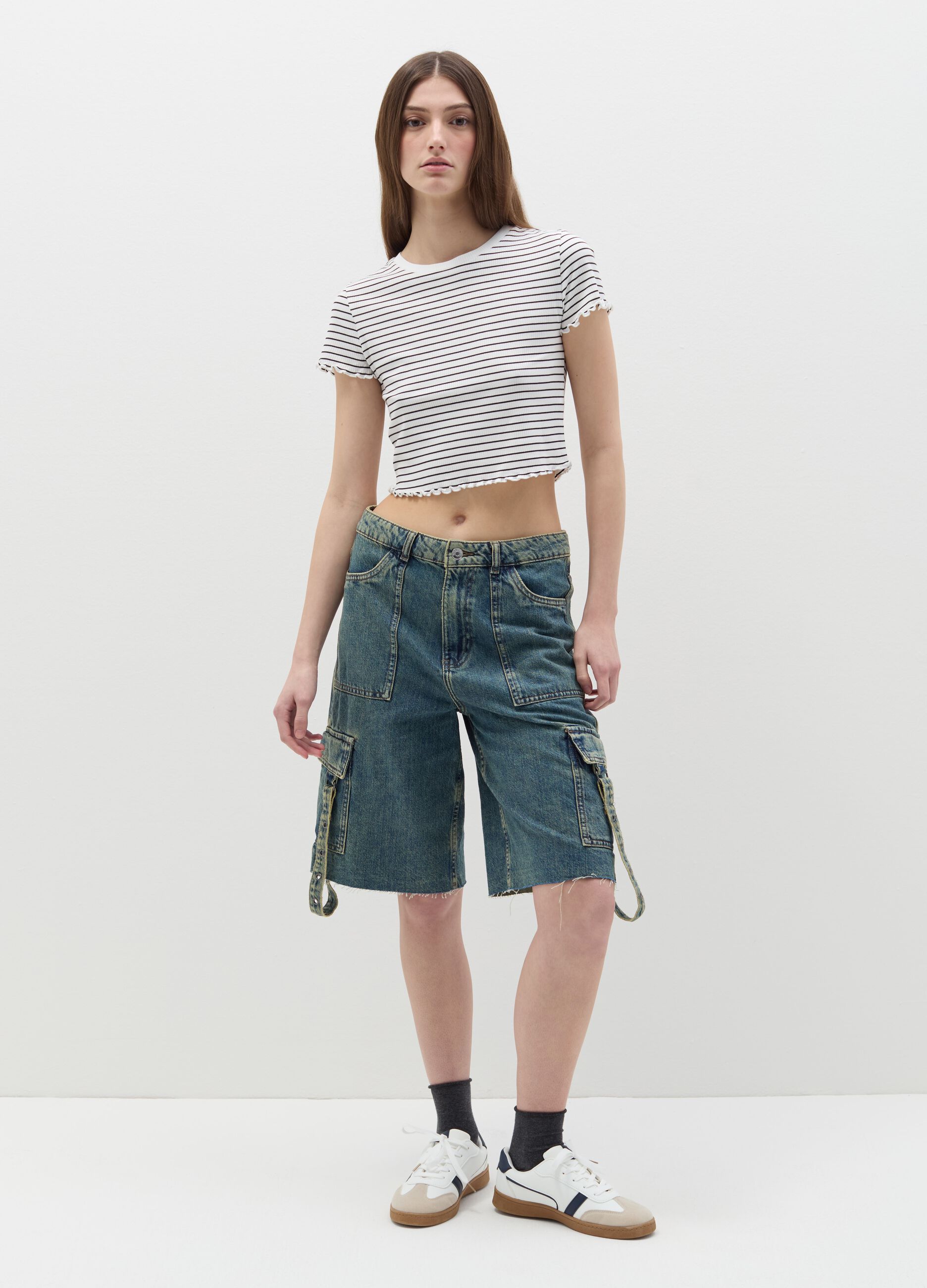 Flat-ribbed T-shirt with wavy edging