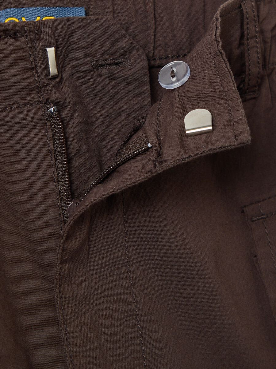 Women's brown regular fit stretch cotton shorts with applied pockets_5