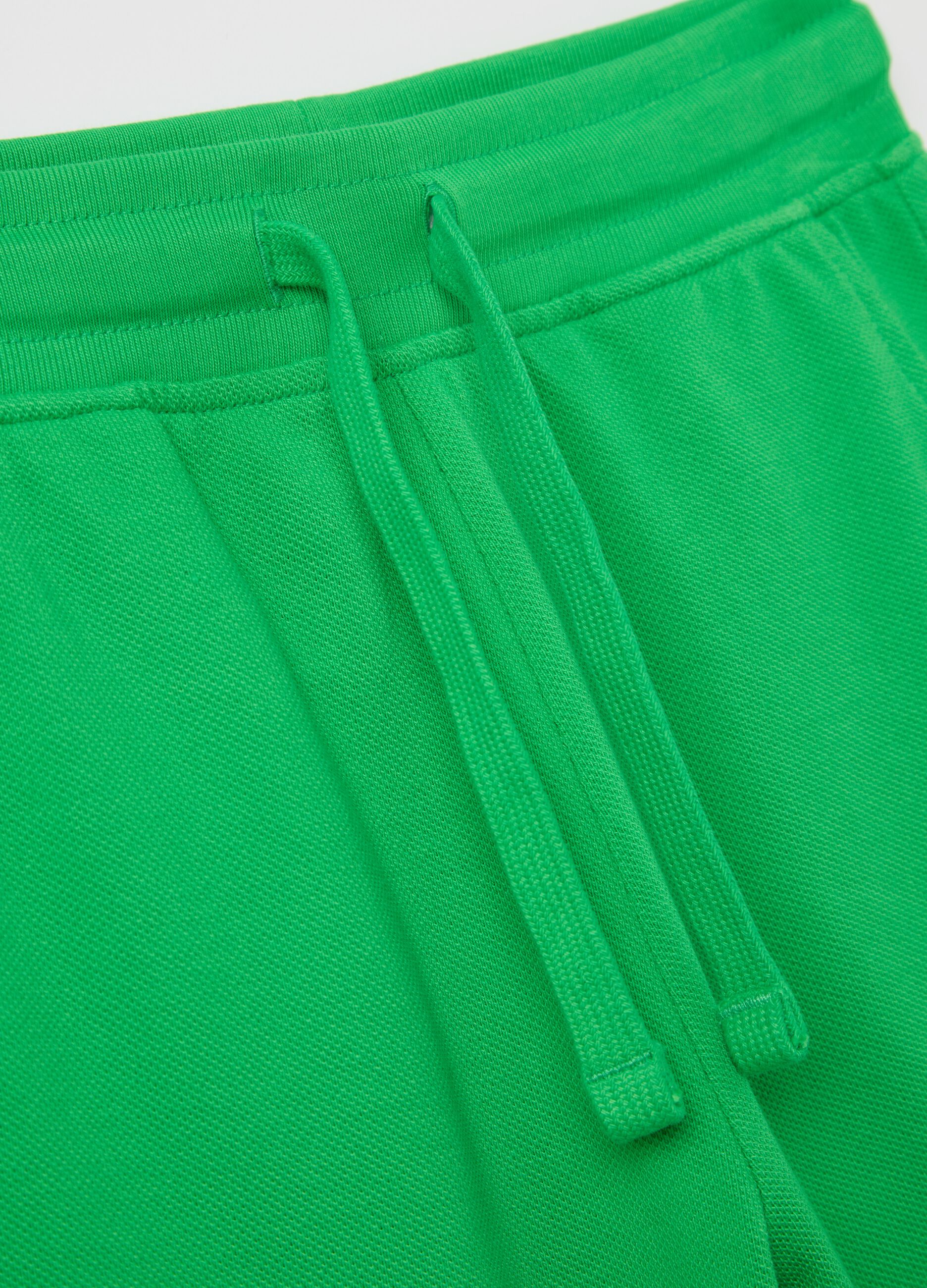 Green shorts in cotton with drawstring